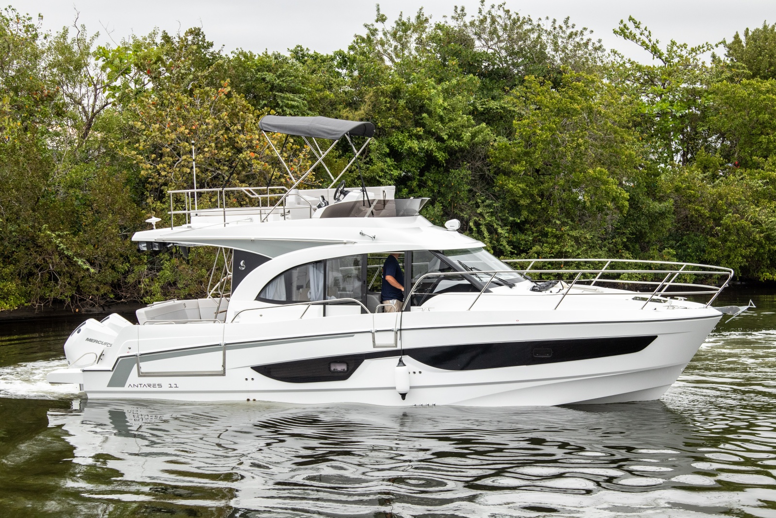 36' 2026 Beneteau Antares 11