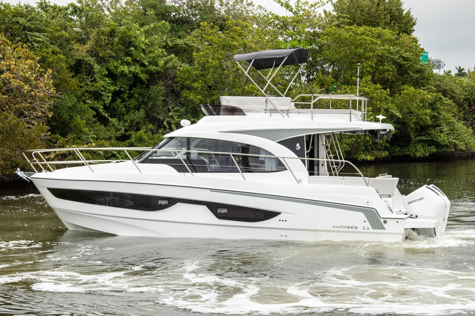 36' 2026 Beneteau Antares 11