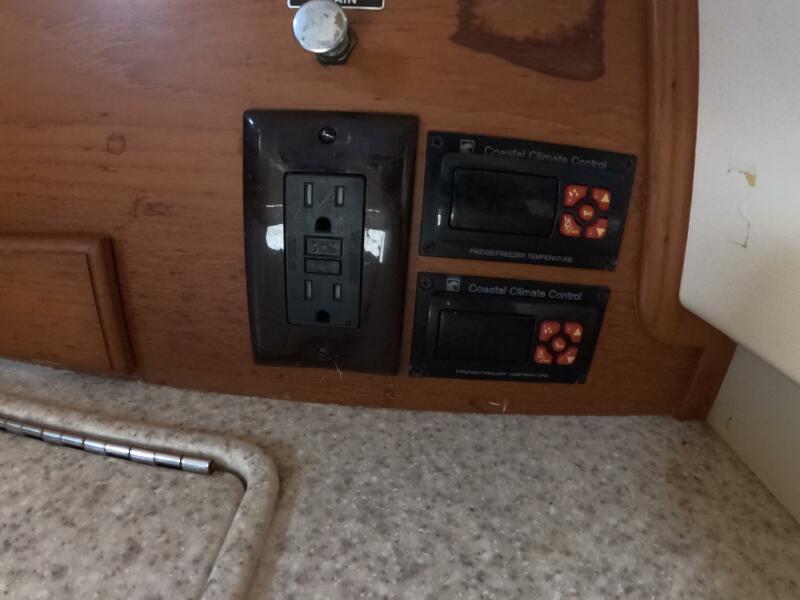 37' 2005 Island Packet 370