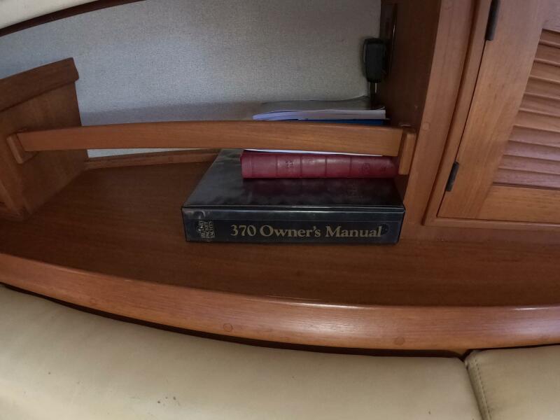 37' 2005 Island Packet 370