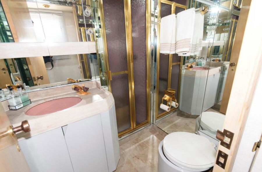 102' 1984 Broward Raised Pilothouse