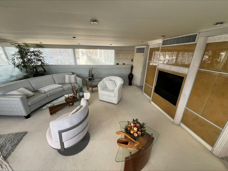 102' 1984 Broward Raised Pilothouse