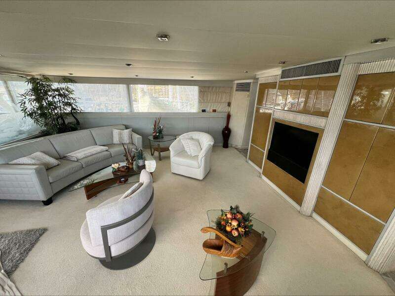 LIQUIDITY 102ft Broward Yacht For Sale