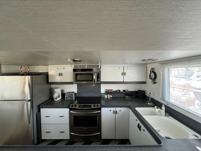 102' 1984 Broward Raised Pilothouse