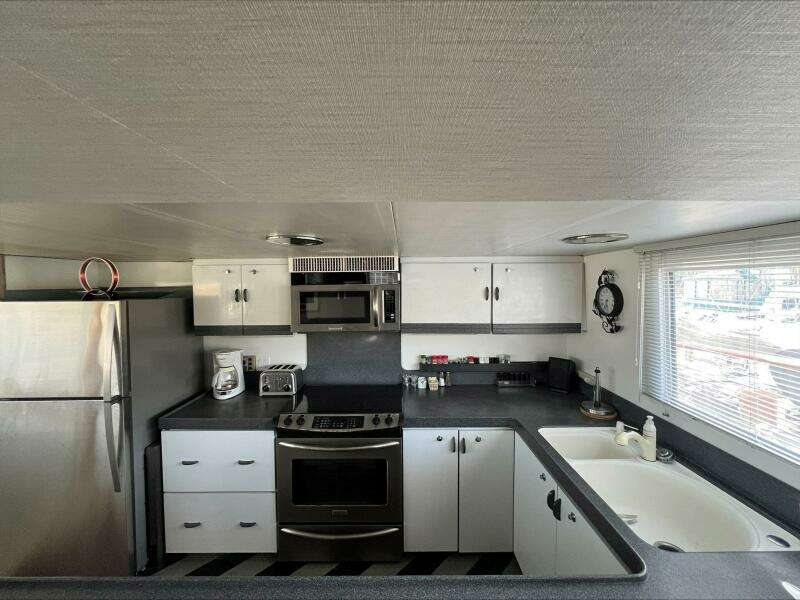 LIQUIDITY 102ft Broward Yacht For Sale