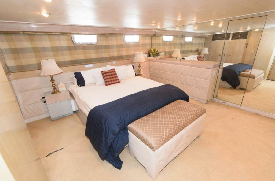 102' 1984 Broward Raised Pilothouse