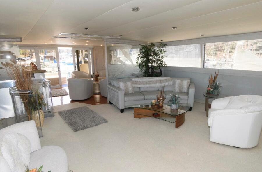 102' 1984 Broward Raised Pilothouse