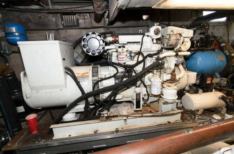 102' 1984 Broward Raised Pilothouse