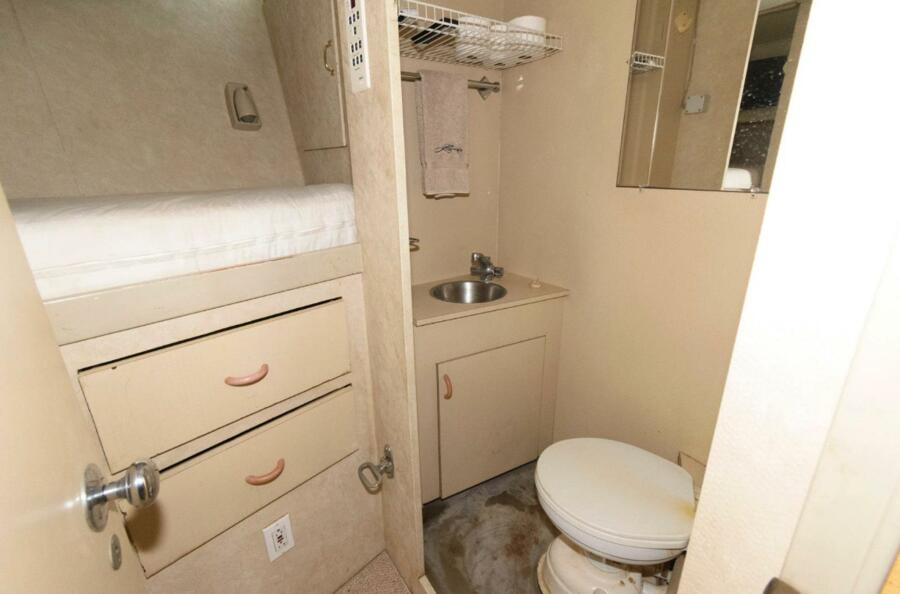 102' 1984 Broward Raised Pilothouse