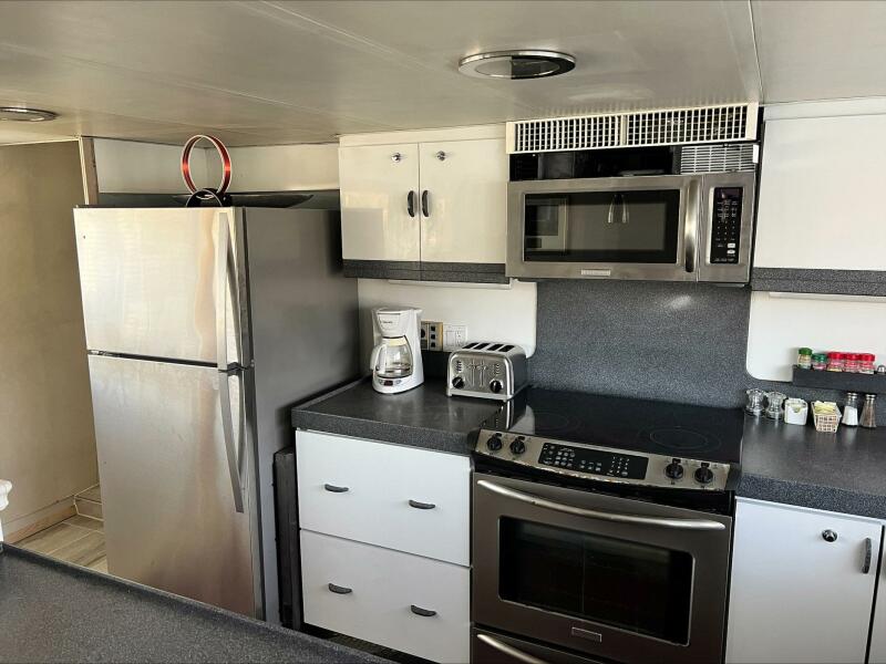 102' 1984 Broward Raised Pilothouse