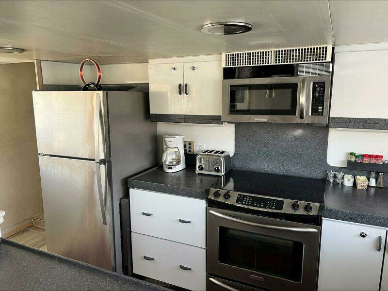 LIQUIDITY 102ft Broward Yacht For Sale