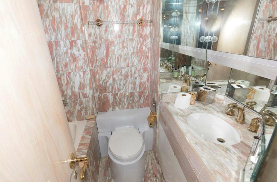 102' 1984 Broward Raised Pilothouse