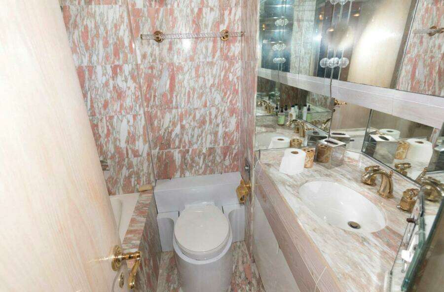 LIQUIDITY 102ft Broward Yacht For Sale