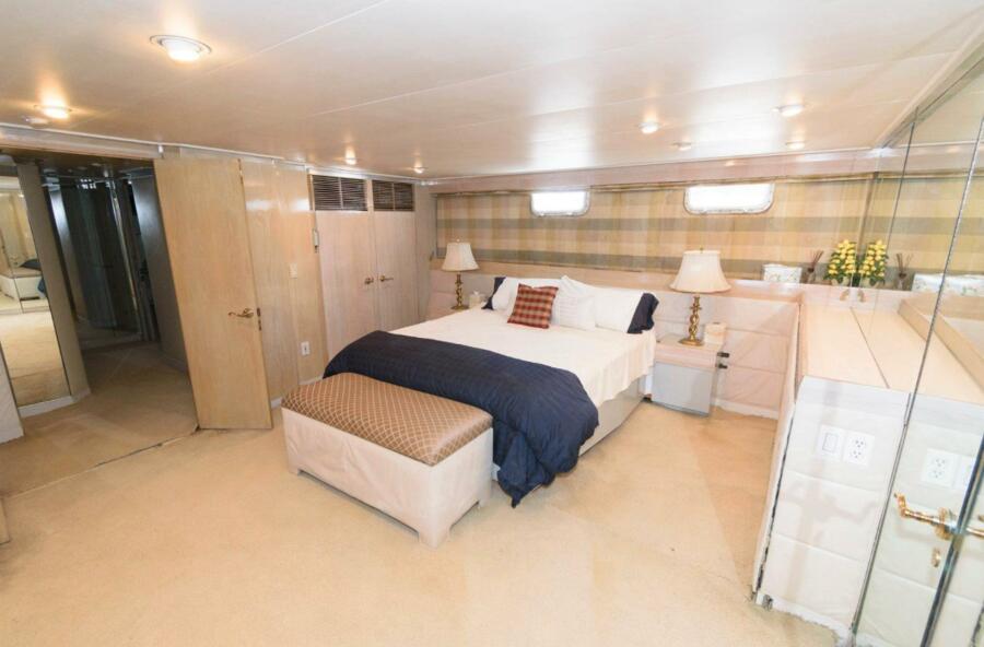 102' 1984 Broward Raised Pilothouse