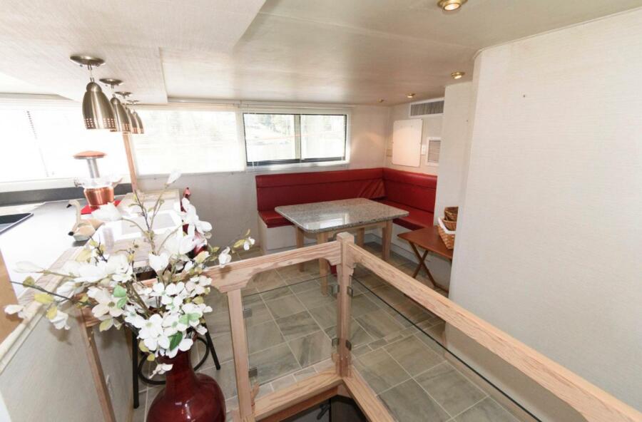 102' 1984 Broward Raised Pilothouse