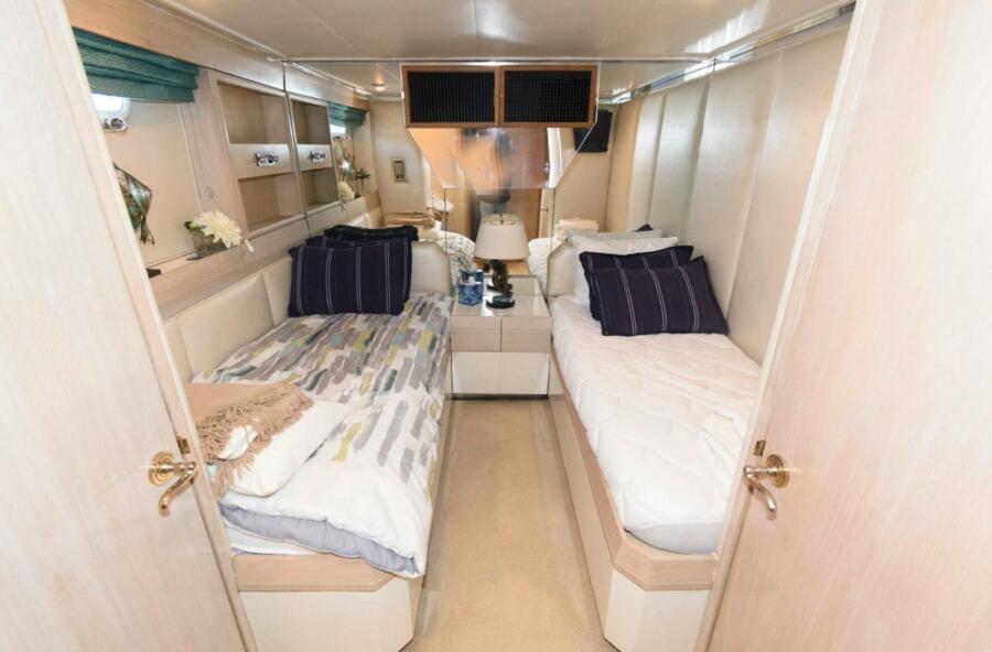 102' 1984 Broward Raised Pilothouse