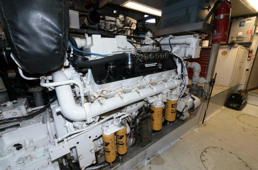 102' 1984 Broward Raised Pilothouse