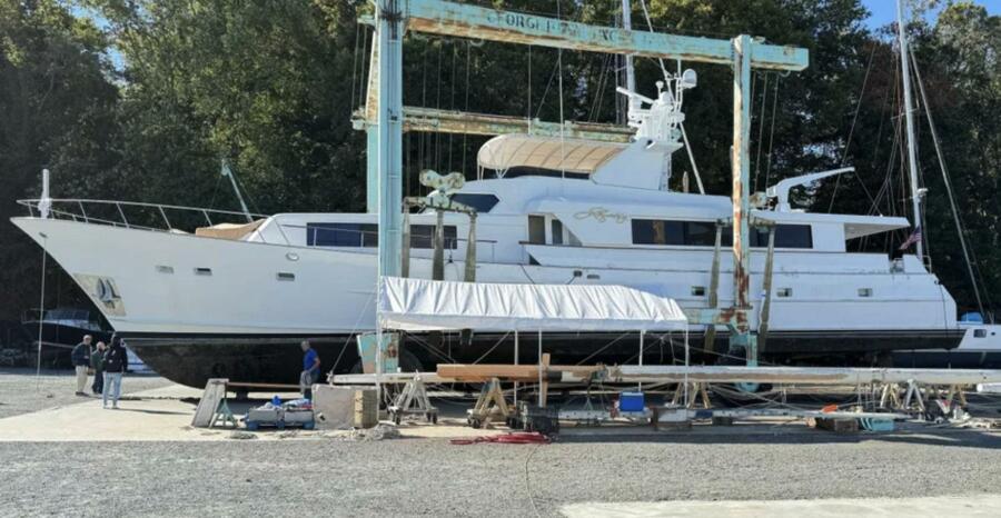 102' 1984 Broward Raised Pilothouse