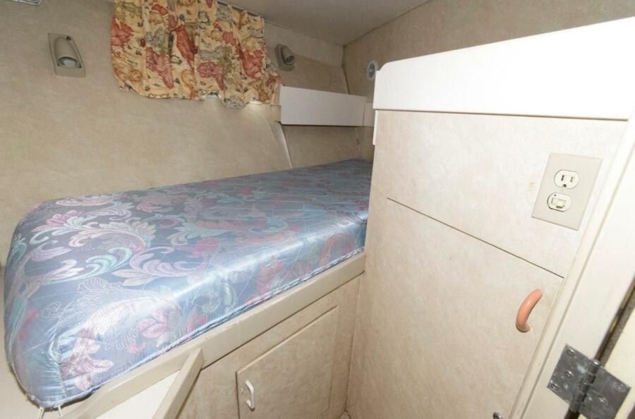 102' 1984 Broward Raised Pilothouse