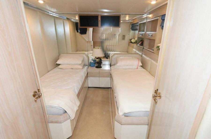 102' 1984 Broward Raised Pilothouse