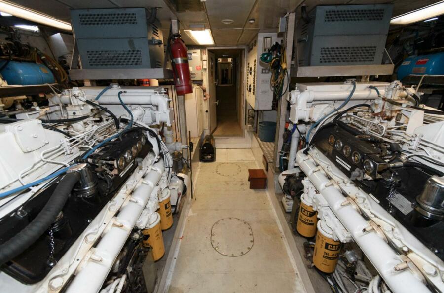 102' 1984 Broward Raised Pilothouse