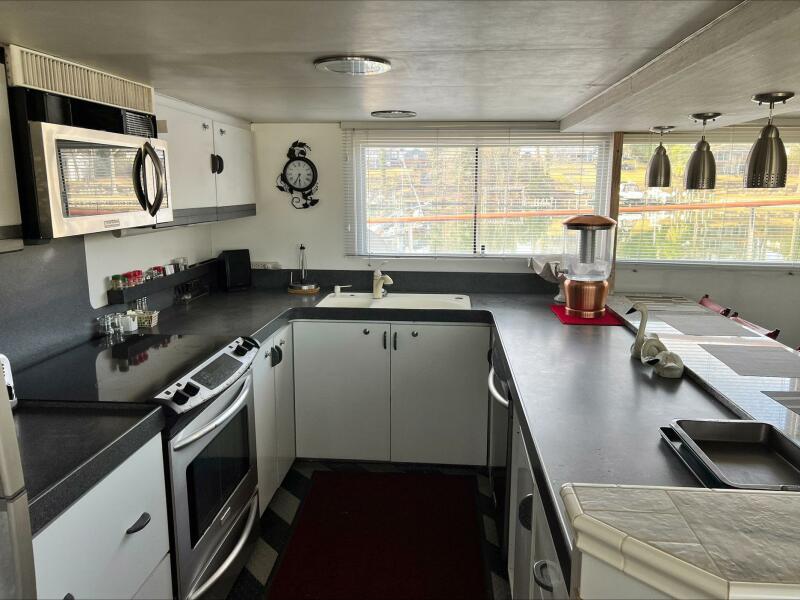 102' 1984 Broward Raised Pilothouse