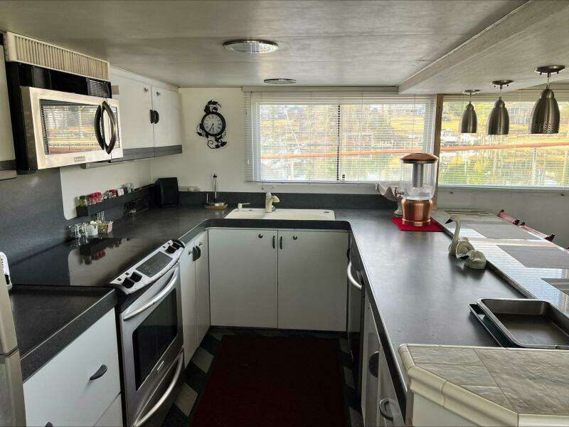 LIQUIDITY 102ft Broward Yacht For Sale