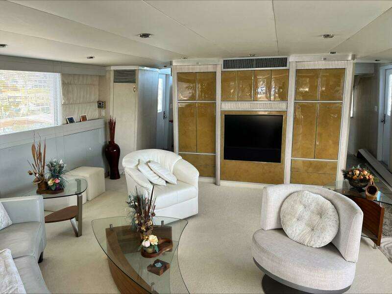LIQUIDITY 102ft Broward Yacht For Sale