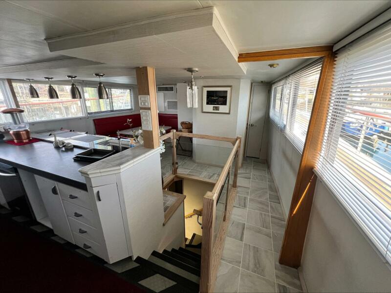 102' 1984 Broward Raised Pilothouse