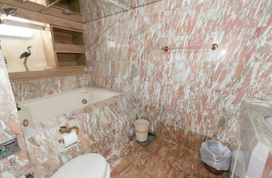 LIQUIDITY 102ft Broward Yacht For Sale