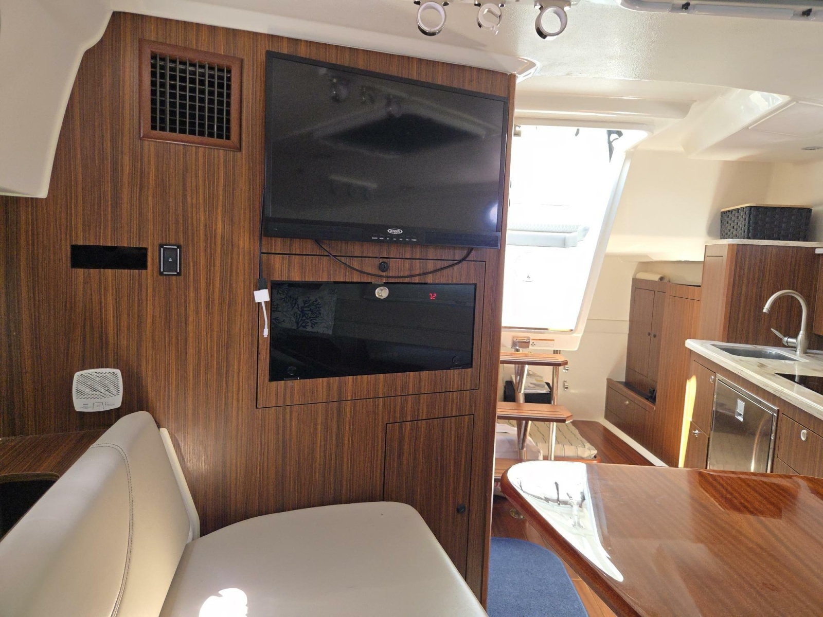 2019 Pursuit 355 Offshore