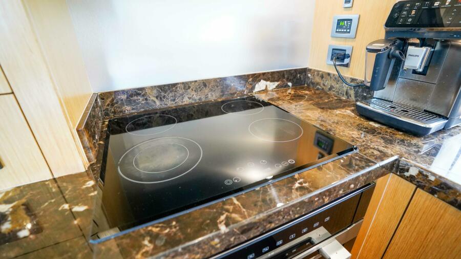 75' 2016 Sunseeker 75 Yacht