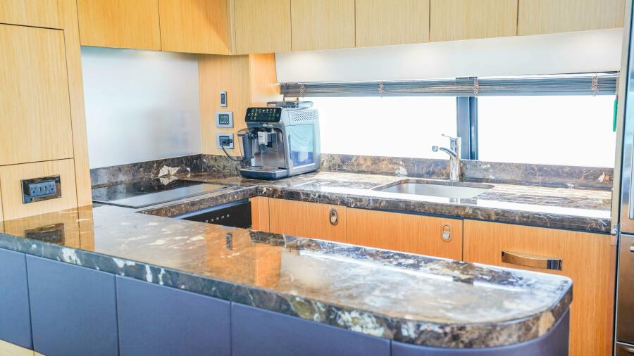 75' 2016 Sunseeker 75 Yacht