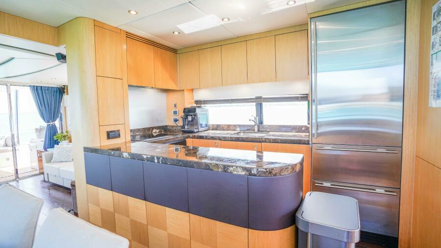 75' 2016 Sunseeker 75 Yacht