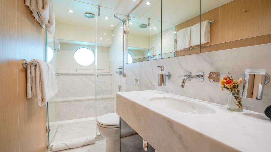 75' 2016 Sunseeker 75 Yacht