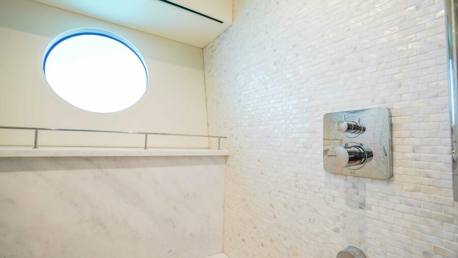 75' 2016 Sunseeker 75 Yacht