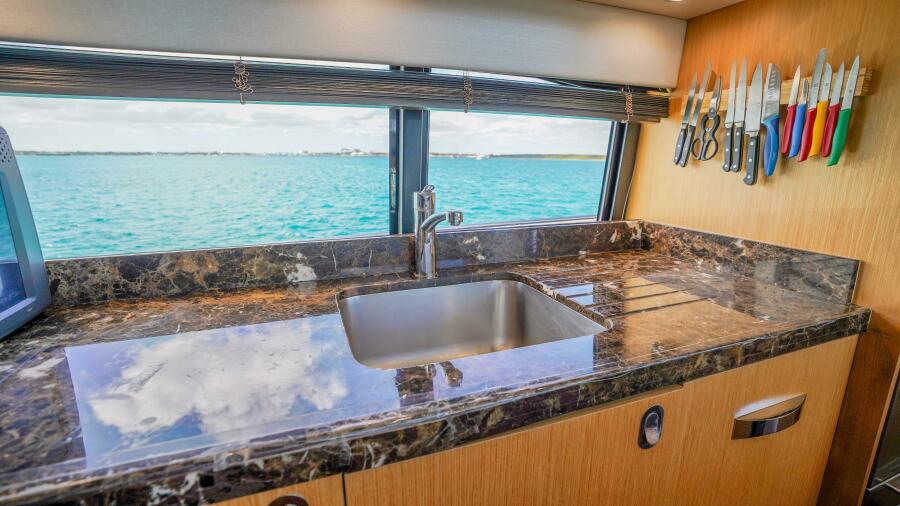 75' 2016 Sunseeker 75 Yacht