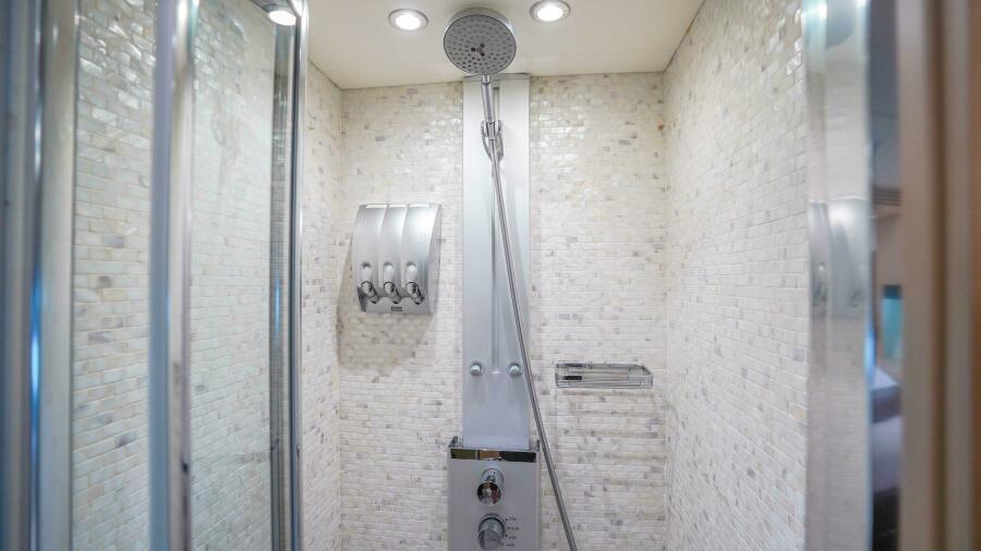 75' 2016 Sunseeker 75 Yacht