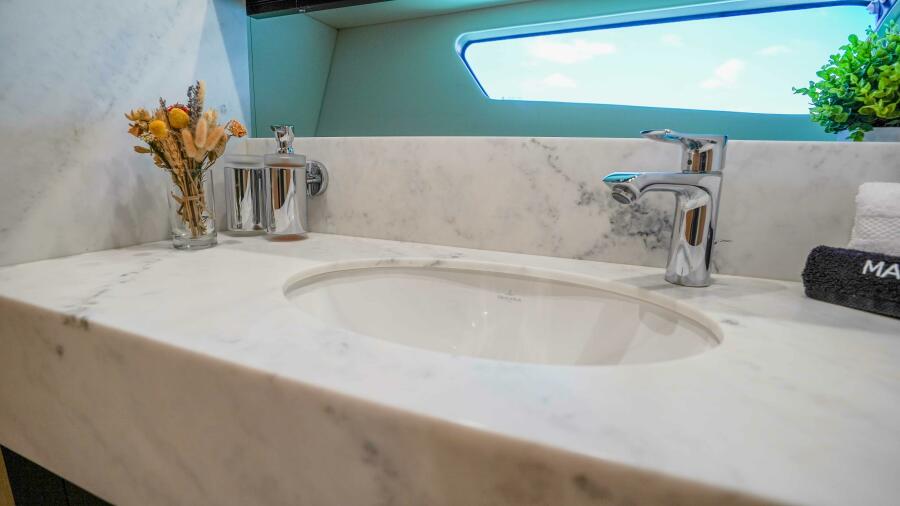 75' 2016 Sunseeker 75 Yacht