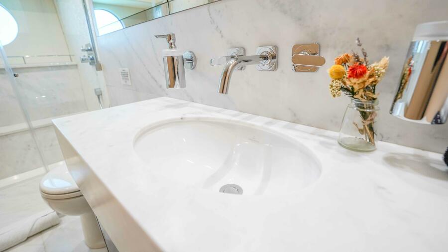 75' 2016 Sunseeker 75 Yacht