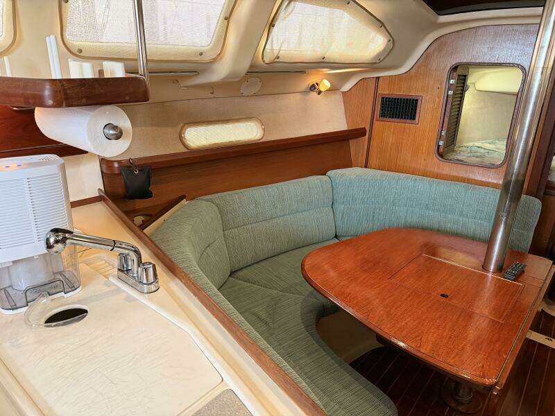 Treinta y Tres 33ft Hunter Yacht For Sale