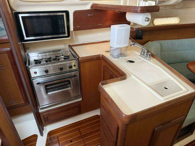 Treinta y Tres 33ft Hunter Yacht For Sale