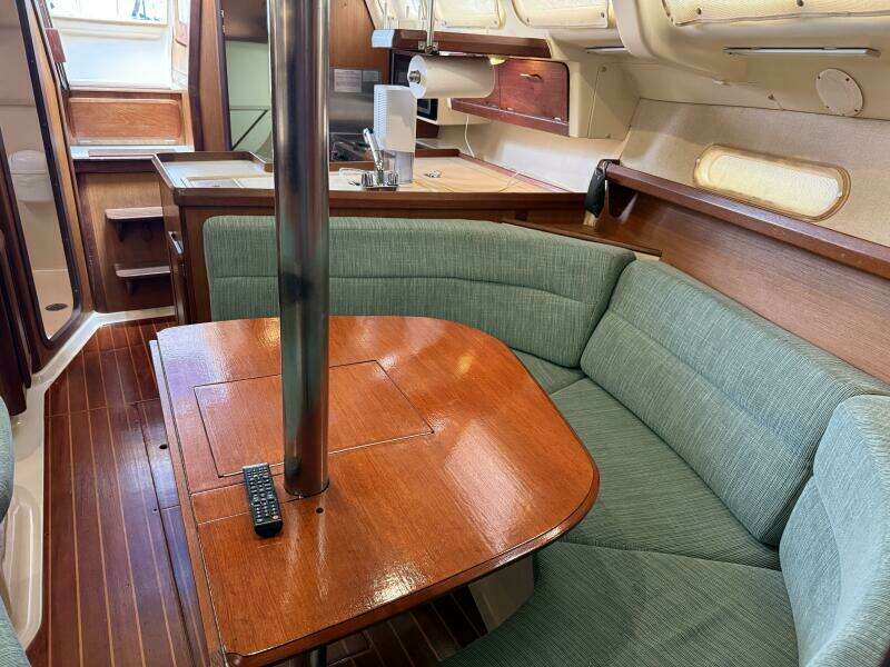 Treinta y Tres 33ft Hunter Yacht For Sale