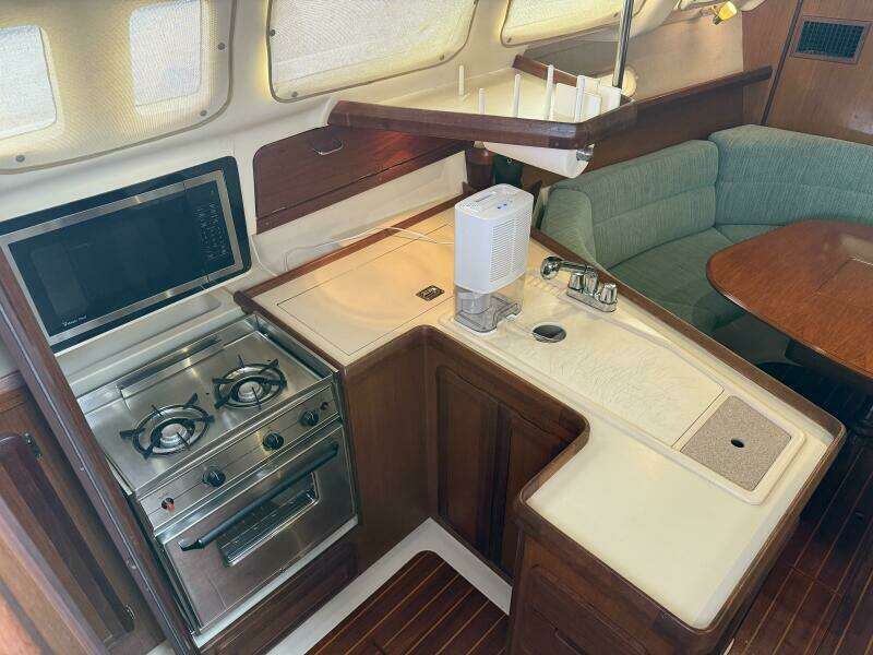 Treinta y Tres 33ft Hunter Yacht For Sale