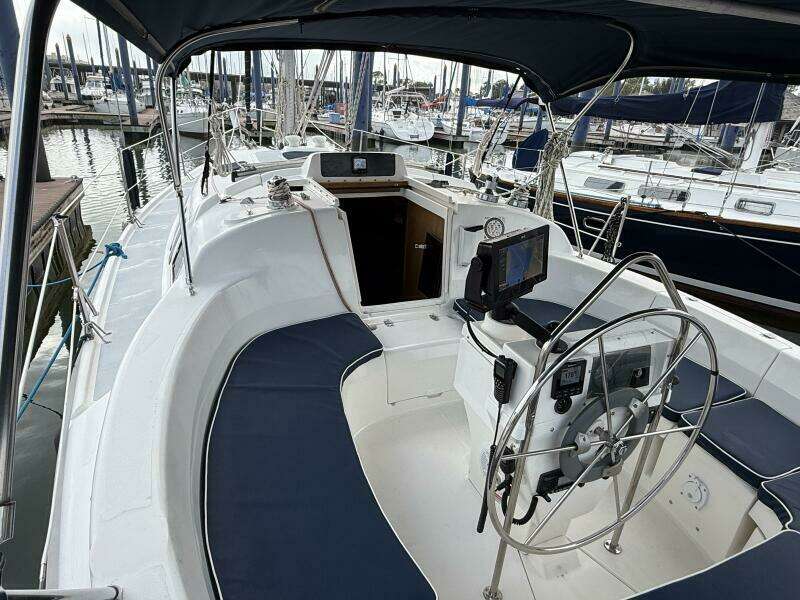 Treinta y Tres 33ft Hunter Yacht For Sale