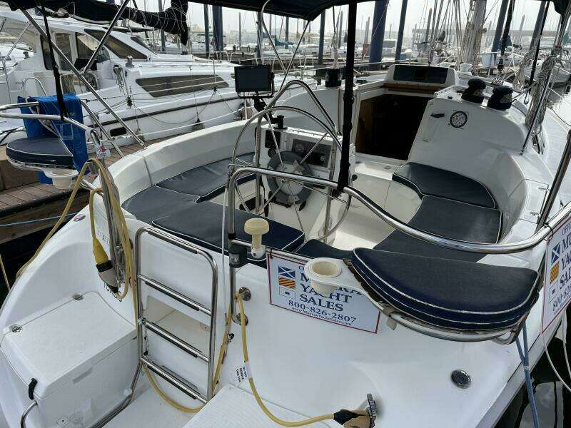 Treinta y Tres 33ft Hunter Yacht For Sale