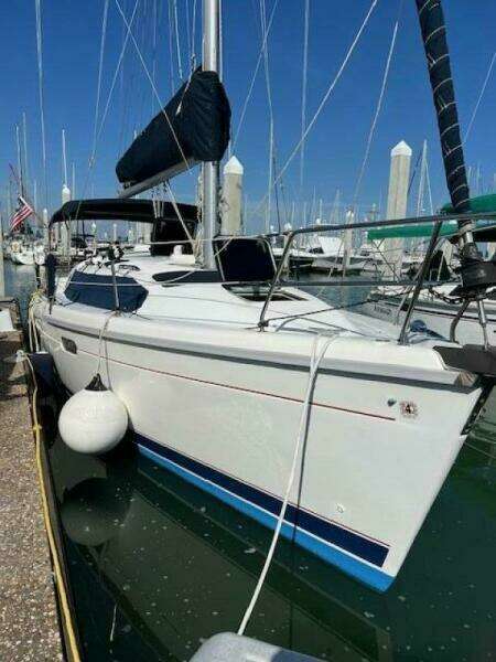 Treinta y Tres 33ft Hunter Yacht For Sale