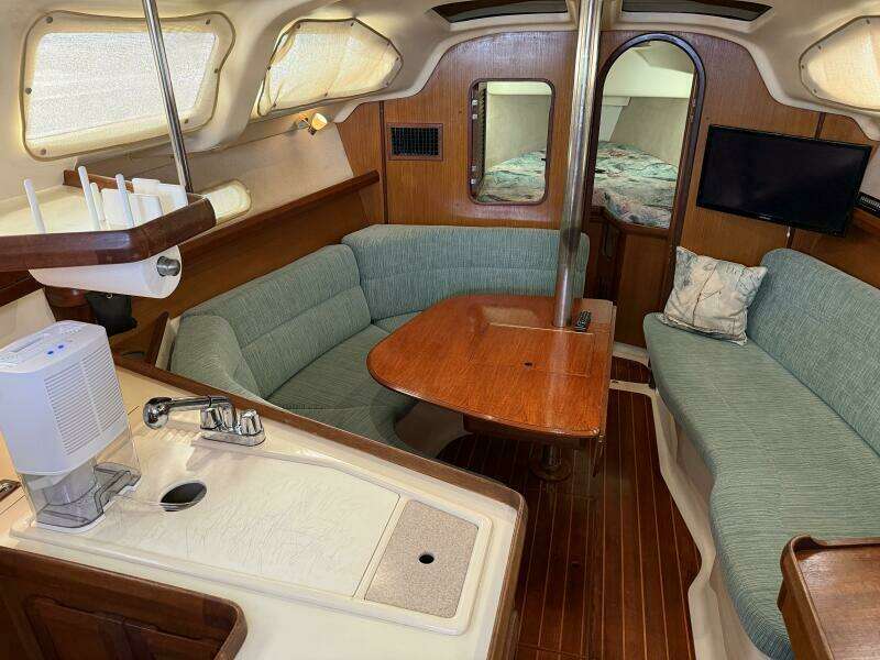 Treinta y Tres 33ft Hunter Yacht For Sale