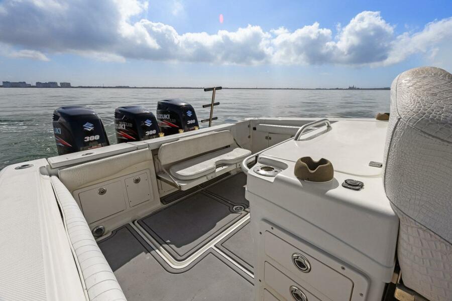 33' 2004 Hydra-Sports Vector 3300 CC