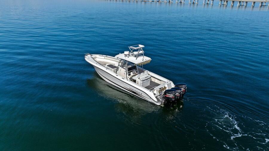 33' 2004 Hydra-Sports Vector 3300 CC